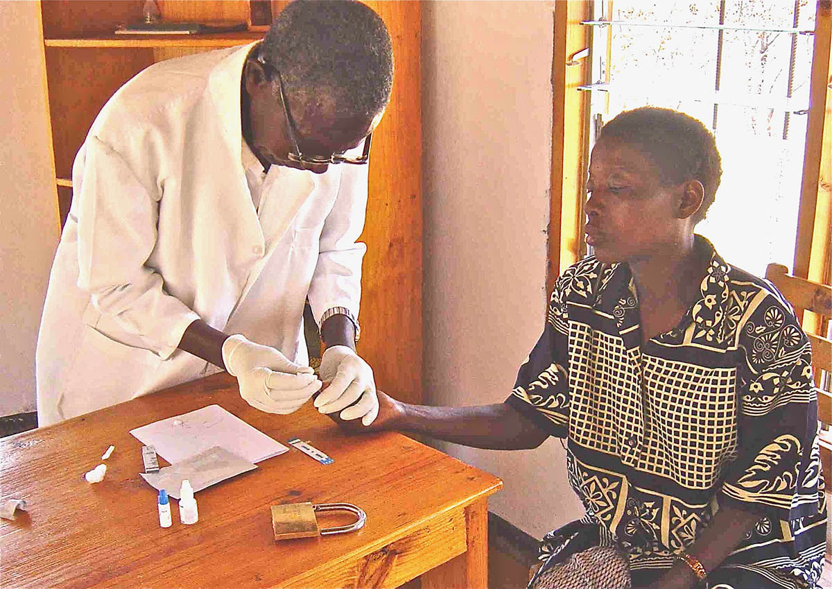 patient Luviri 2004 web Patient treatment in Luviri 2004